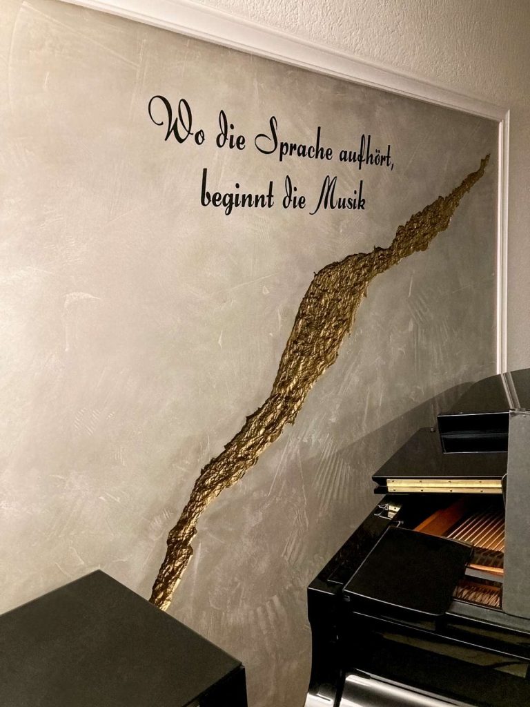 Auftragskunst in der Rhein-Pfalz-Region: Ein goldener Riss durchzieht das Musikzimmer und erzählt von Schönheit, die in der Unvollkommenheit lebt.“
